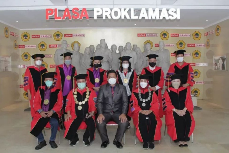 Keren, Dosen Unilak Jadi Lulusan Terbaik Program Doktor di Untag Surabaya