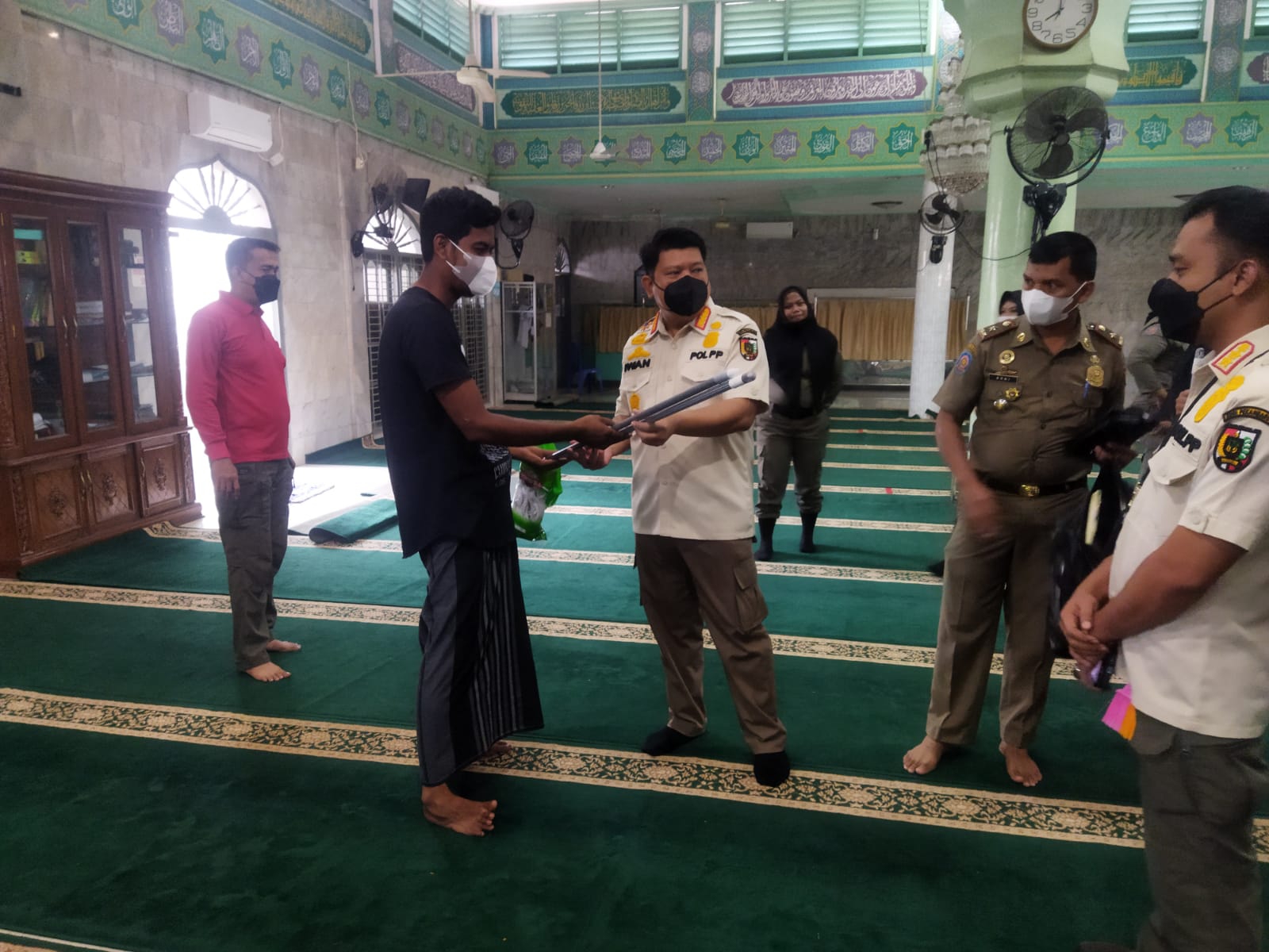 Jumat Berkah, Satpol PP Pekanbaru Gelar Baksos di Masjid Paripurna Ar-Rahim Sukajadi