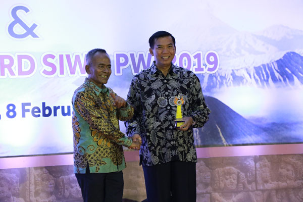Walikota Pekanbaru  Raih Penghargaan Golden Award 2019