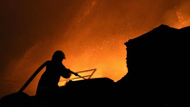 Pabrik Korek Api Terbakar, Butuh 12 Jam bagi 100 Personil Damkar Padamkan Si Jago Merah