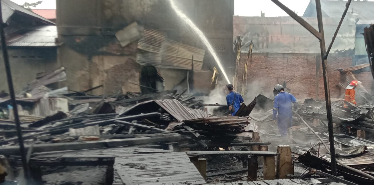 Dua Petak Rumah Di Jalan Perwira Bagansiapiapi Terbakar