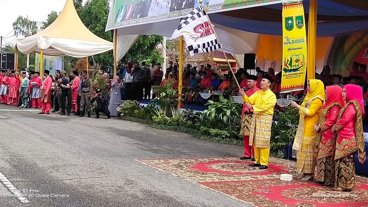 Gubernur Riau H Syamsuar Melepas Pawai Ta'ruf MTQ XL Riau 2022