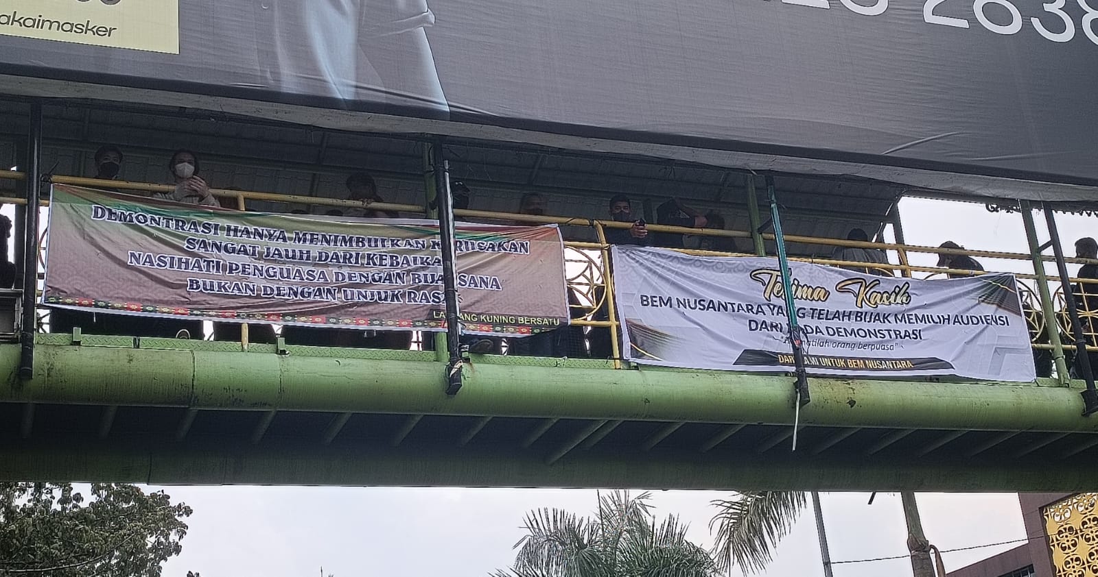 Aksi Mahasiswa Tolak Perpanjangan Jabatan Presiden, Disambut Spanduk Penolakan Demo