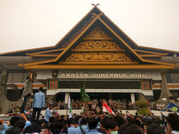 Mahasiswa Sampaikan Mosi Tak Percaya kepada Gubernur Riau