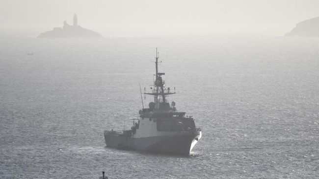 China Murka Kapal Perang Inggris Lewat Selat Taiwan