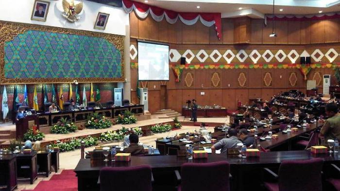Anggota DPRD Riau Sering Absen di Paripurna