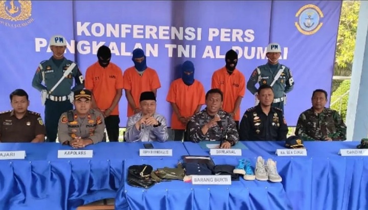 TNI AL Dumai dan Satgas Sadewa Amankan 150 Koli Barang Impor Bekas