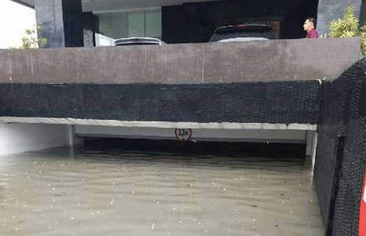 Ternyata 28 Unit Kendraan Tenggelam di Baseman Grand Central Hotel, Bukan Belasan