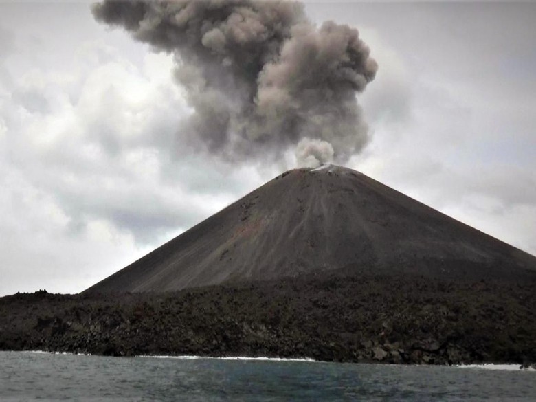 Gunung Anak Krakatau Erupsi Lagi, Tinggi Kolom Abu 2 Ribu Meter