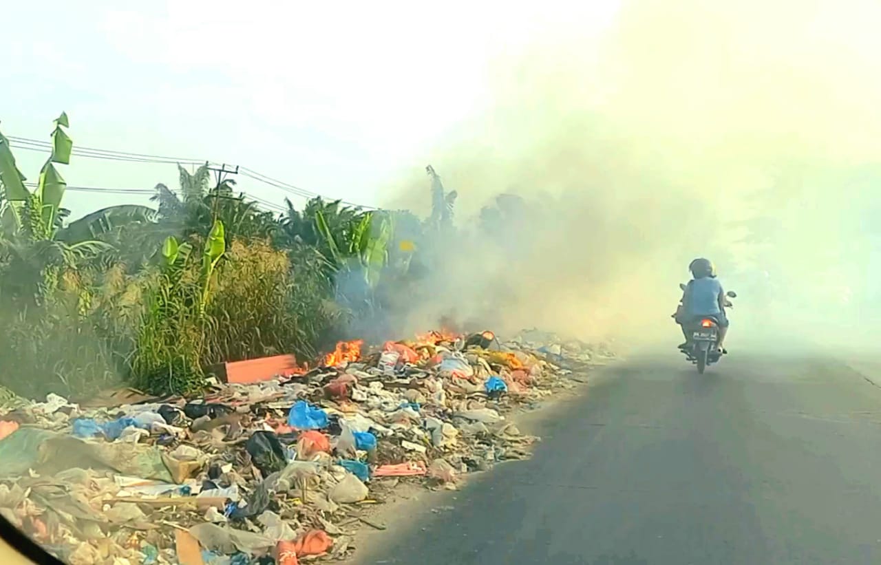 Warga Bakar Sampah yang Tertumpuk di Pinggir Jalan, Kepulan Asap Ganggu Pengguna Jalan