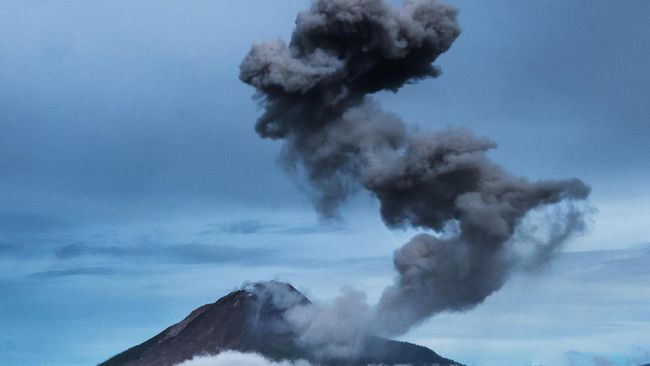 Gunung Awu Ikutan Erupsi, Status Naik ke Level Waspada