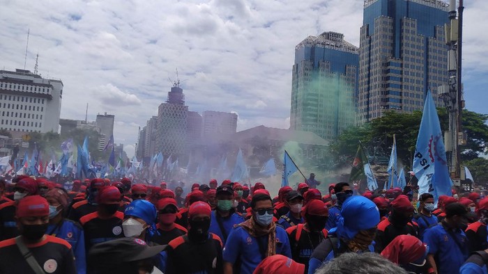 Demonstrasi Buruh di Jakarta Memanas, Massa Nyalakan Flare