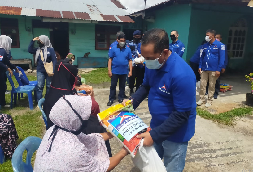 Demokrat Riau Salurkan Bantuan Sembako di Kelurahan Tampan