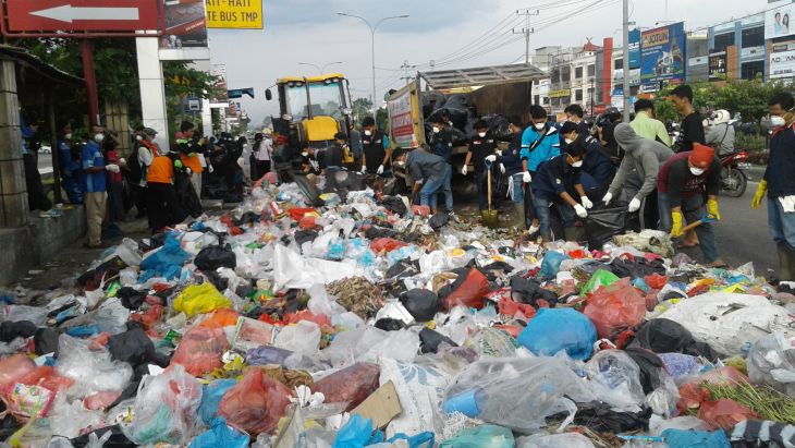 Aksi Peduli Sampah Puluhan Mahasiswa