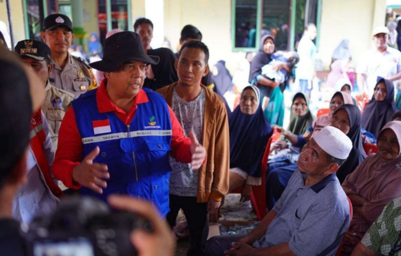 Kunjungi Korban Banjir di Rohul, Gubernur Riau Salurkan Bantuan
