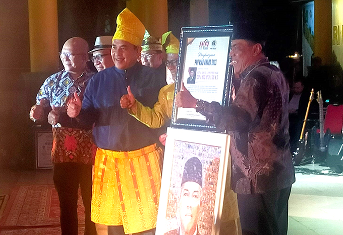 Bersama Sejumlah Tokoh, Eddy Yatim Terima Anugerah PWI Riau Award 2023