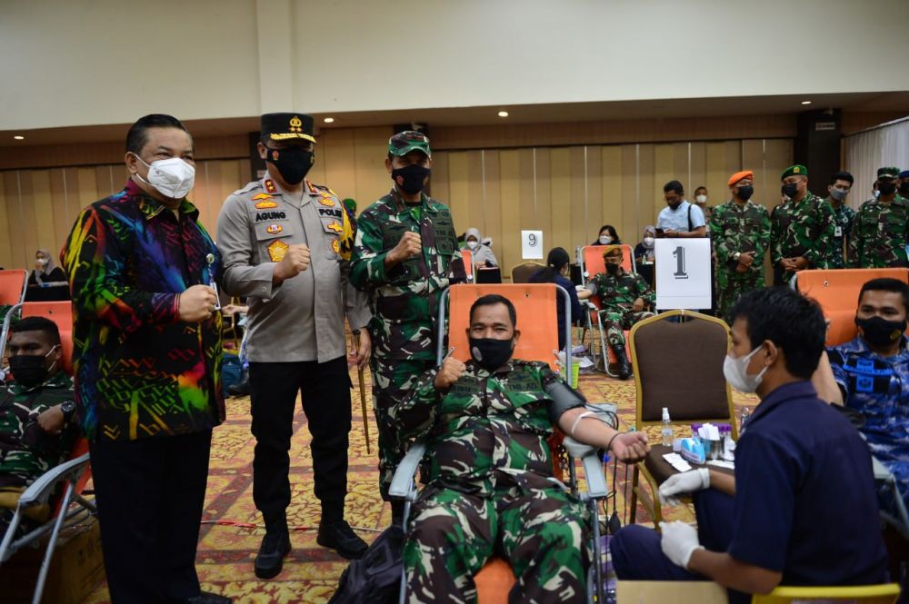 Sekdaprov Riau Hadiri Donor Darah Peringatan HUT ke-76 TNI Tahun 2021