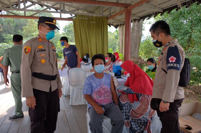 Vaksin Kemerdekaan Polda Riau Layani Masyarakat Pedalaman Yang Tak Miliki NIK