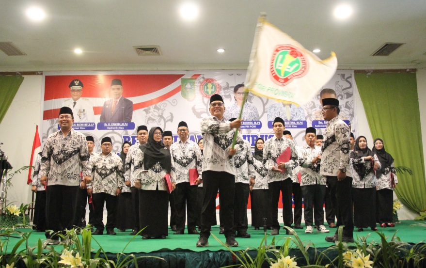 Dr Adolf Bastian M.Pd Pimpin PGRI Riau, Ini Jajaran Pengurusnya