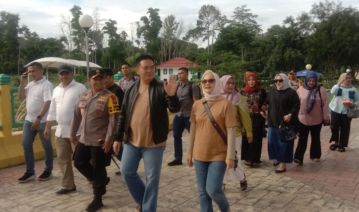 Pertama Kali Naiki Menara Jembatan Siak, Kapolda Riau Kagum Keindahan Alam Yang Dimiliki Riau