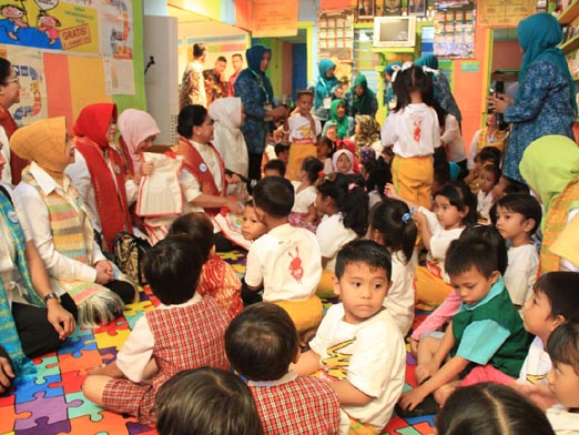 Iriana Jokowi Ajak Anak-anak PAUD Bernyanyi