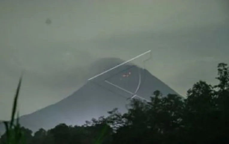 Gunung Merapi Semburkan Awan Panas  Sejauh 2,5 Km ke Barat Daya