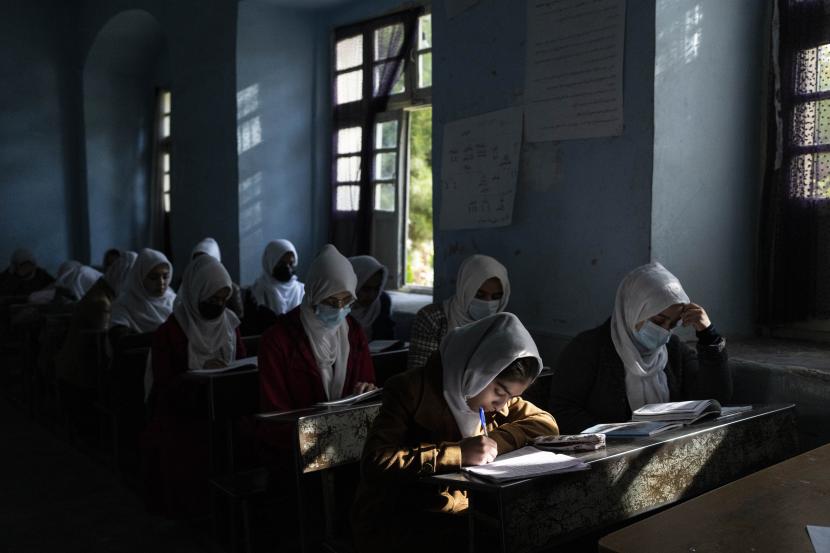 Gadis-Gadis Afghanistan Memprotes Penutupan Sekolah