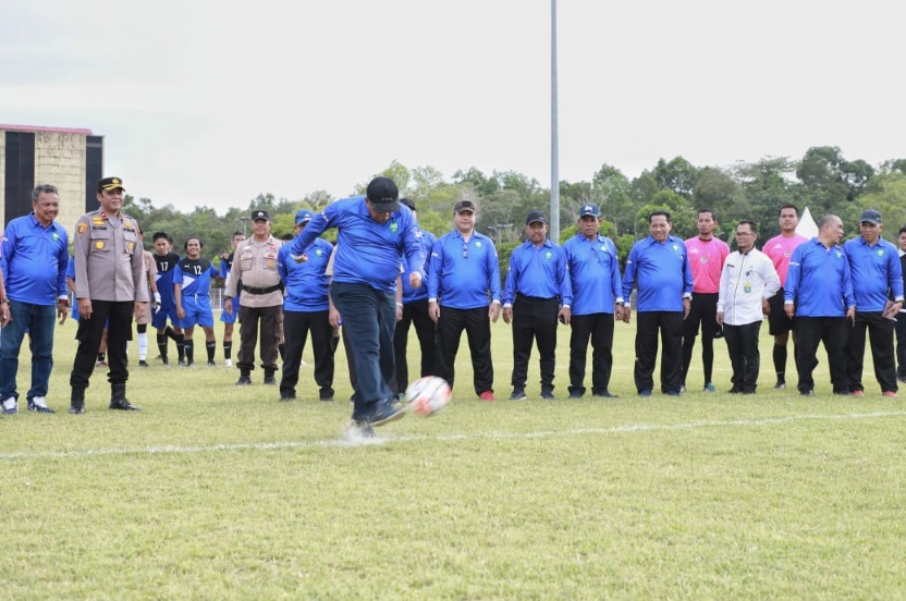 Tendangan Bola Perdana Alfedri Tanda Dimulainya Kejuaraan Sepakbola Bupati Cup U-19 Siak