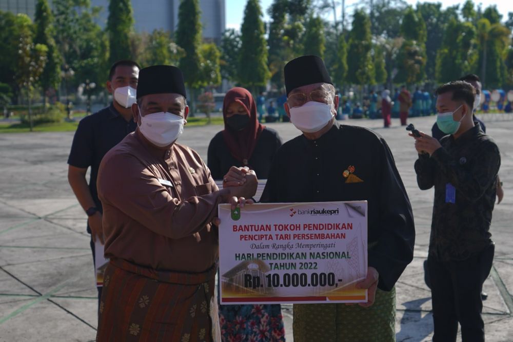 Sebanyak 11 Orang Riau Raih Penghargaan di Hari Pendidikan Nasional 