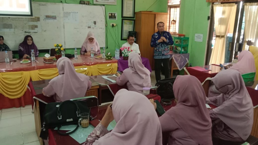 Berkunjung ke SMPN 1 Pekanbaru, Prof. Junaidi : Guru Harus Siap Hadapi Era Teknologi Digital