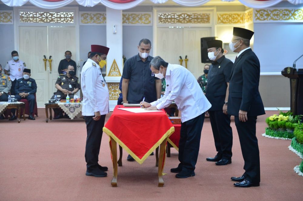 Gubernur Syamsuar Serahkan DIPA dan Buku Daftar Alokasi TKDD 2022