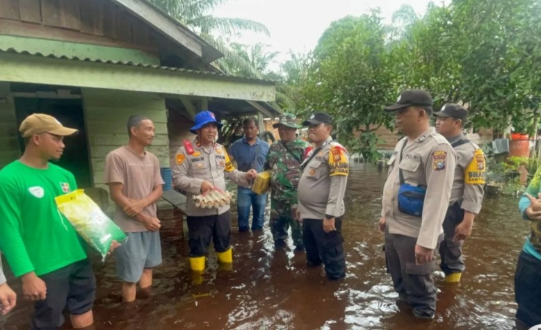 Jadi Korban Banjir, Warga Siak Kecil Bengkalis Dapat Bantuan Sembako