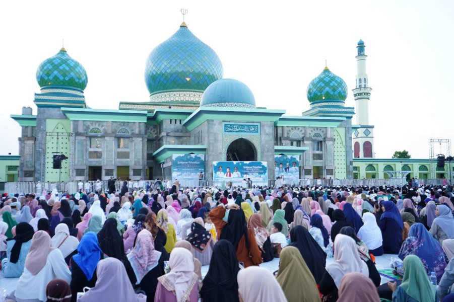 Buka Puasa Bersama Gubri dan Wagubri, Ribuan Warga Padati Masjid Raya Annur