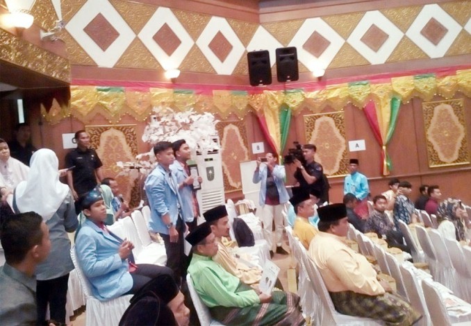 Mahasiswa UR Hebohkan Paripurna HUT ke-61 Provinsi Riau