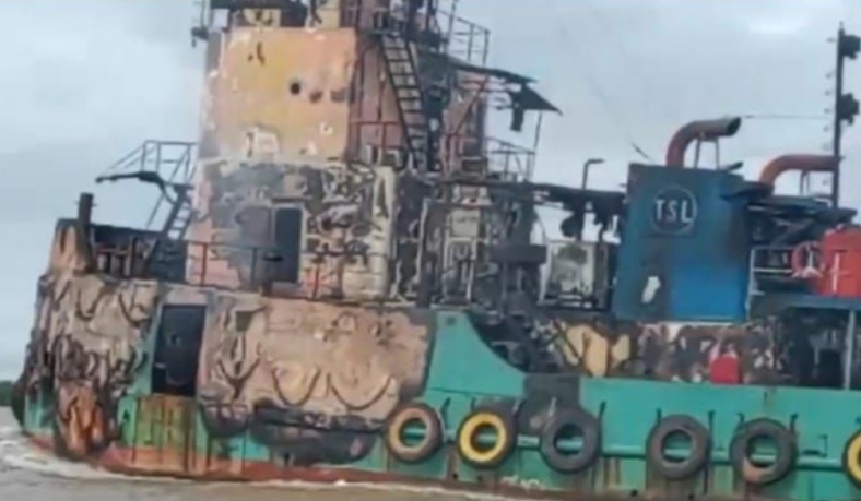 Kapal Pengangkut Kayu Terbakar, 10 Selamat dan 1 Orang Masih Hilang
