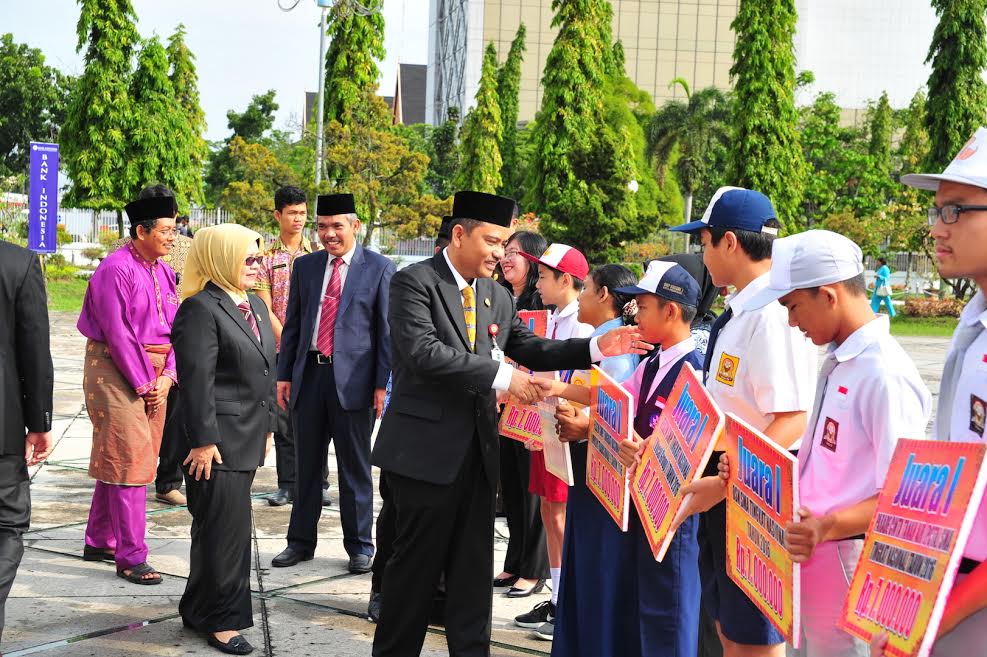 Sekda Prov Riau Serahkan Hadiah Lomba HUT PGRI & Hari Guru National