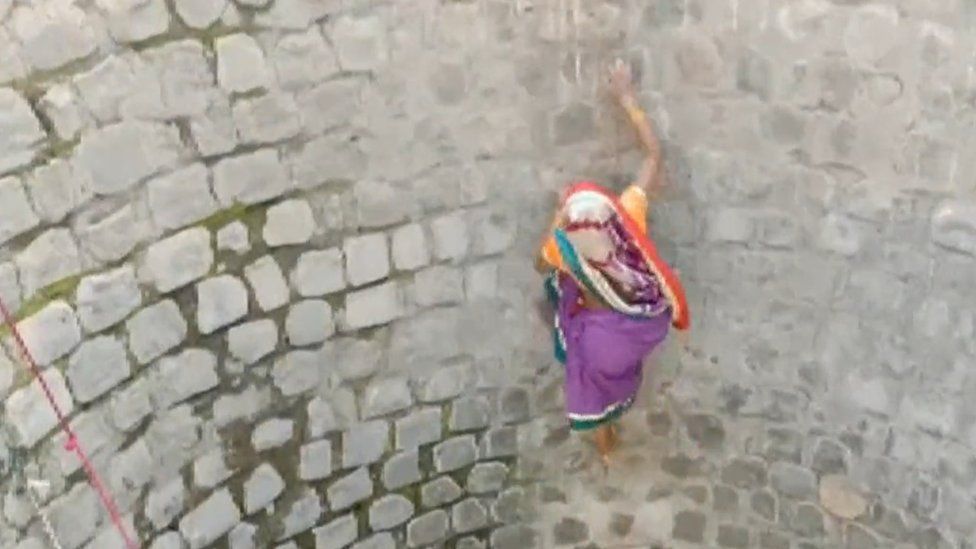 Viral, Wanita Ini Nekat Masuk ke Dalam Sumur Tanpa Tali Pengaman Untuk Dapatkan Air