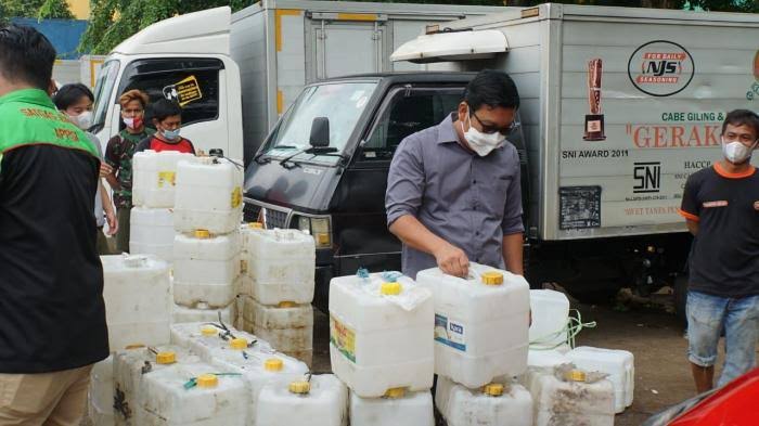 Holding Pangan Distribusikan 12 Ton Minyak Goreng untuk Pedagang Pasar