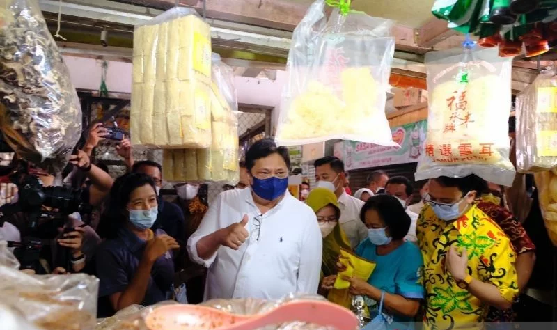 Menko Airlangga Hartarto Tinjau Operasi Pasar di Bandarlampung