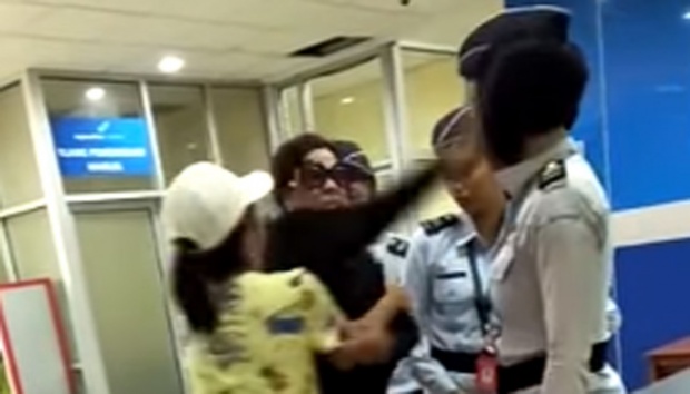 Petugas Bandara Manado Ditampar Oleh 'Istri Jenderal'
