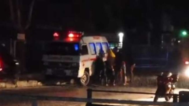 Viral di Media Sosial, Ambulans Nyangkut di Pembatas Jalan Pekanbaru