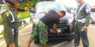 Sopir Mobil Berstiker 'TNI' yang Pukul Remaja di Tol Dipolisikan