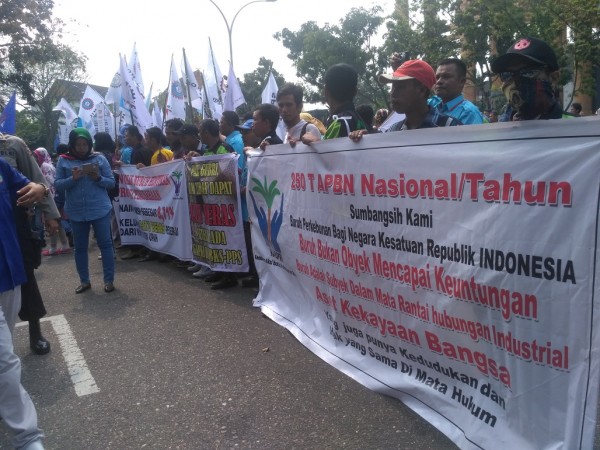 Ratusan Massa KABPRI Kembali Jalan Kaki ke Disnaker Riau