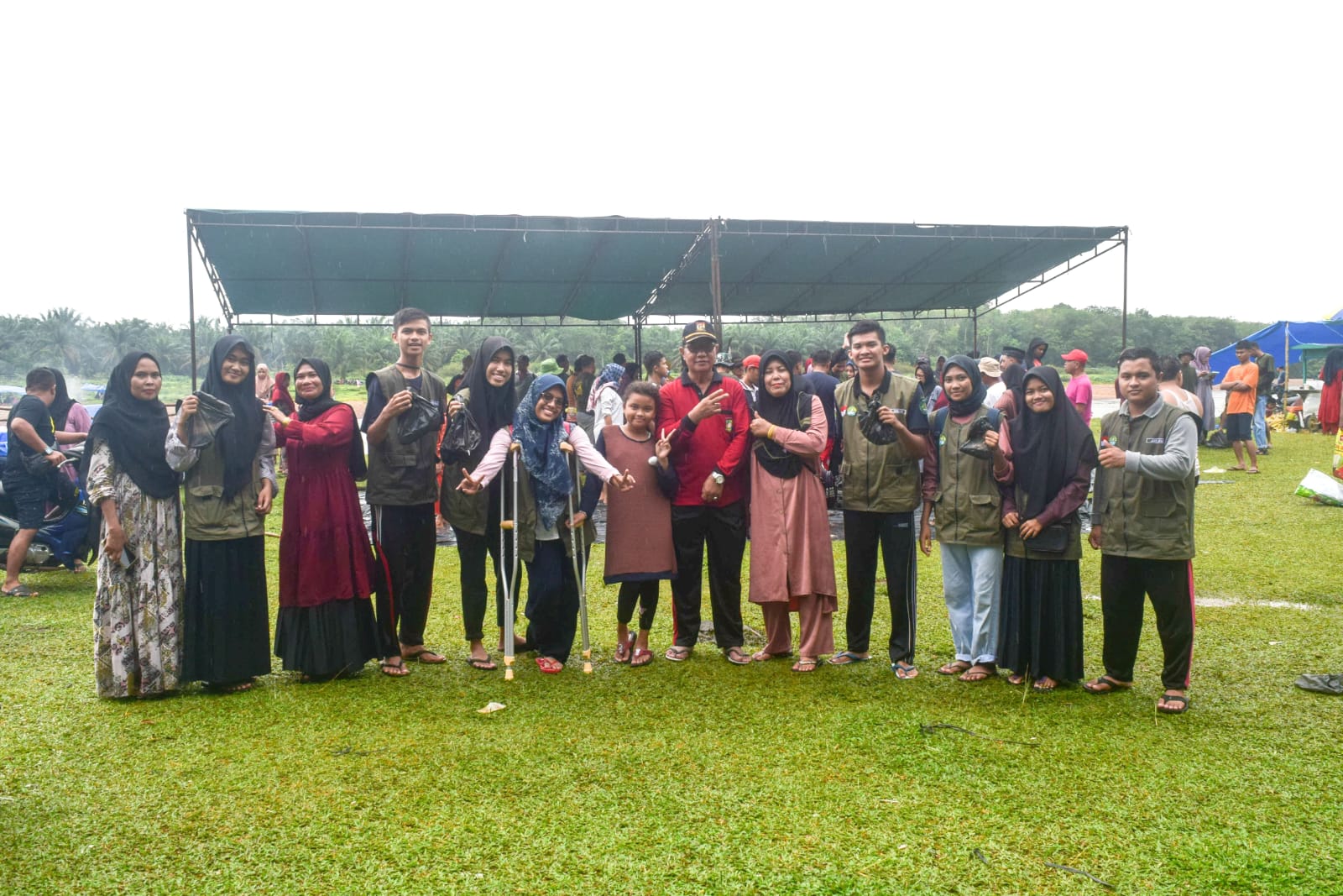 Mahasiswa Kukerta UNRI Turut Berpartisipasi Pada  Panen Raya Ikan Desa Padang Sawah