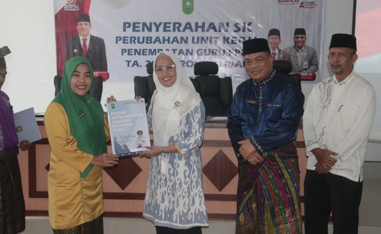 Diwakili Dr Karmila Sari, Komisi V DPRD Riau Serahkan SK Relokasi Guru  PPPK