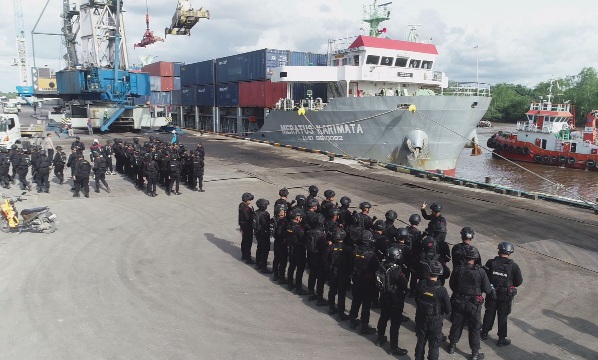 Tiba di Pelabuhan Perawang, Logistik Surat Suara Pemilu 2024 Dijaga Ketat Ratusan Polisi
