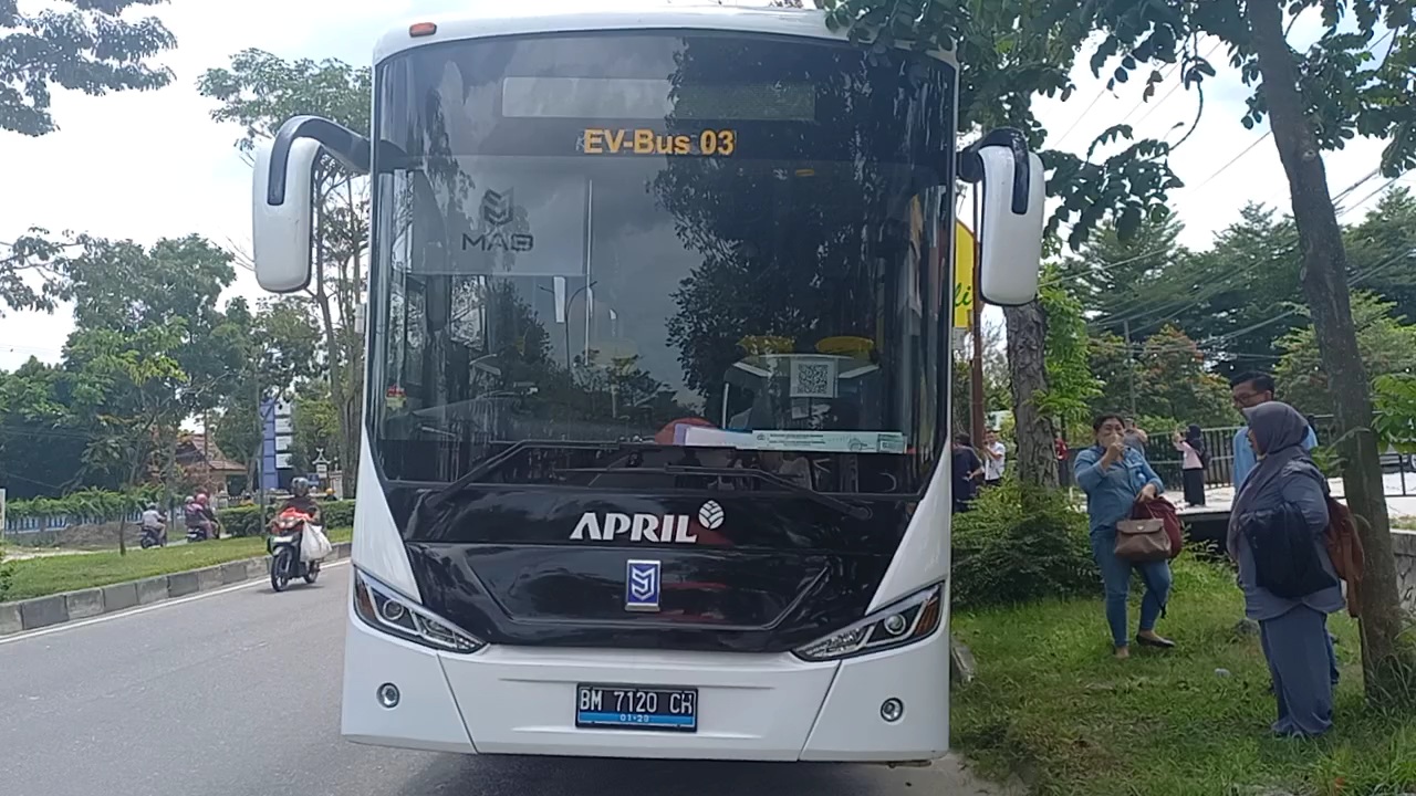 Lewat Transportasi Rendah Karbon, APRIL Group Beli Bus Listrik Karya Anak Bangsa