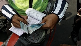 Peras Mahasiswi Tanpa SIM Rp200 Ribu, Polisi Dituntut 6 Bulan Bui