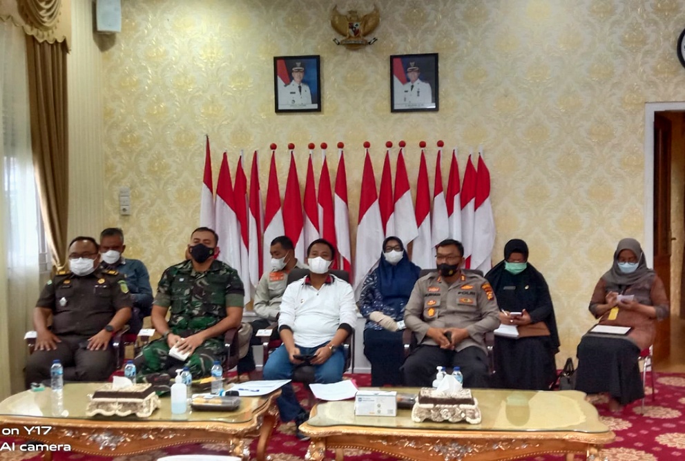 Wabup Rohil dan Forkopimda Ikut Rakor Perkembangan Covid-19 Secara Virtual se-Provinsi Riau 
