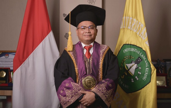 Pengukuhan Rektor Unilak Sebagai Guru Besar Kental dengan Prosesi Adat Budaya Melayu
